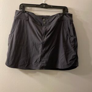 Prana skort gray with 2 front pockets and 2 back pockets. Zip with snaps